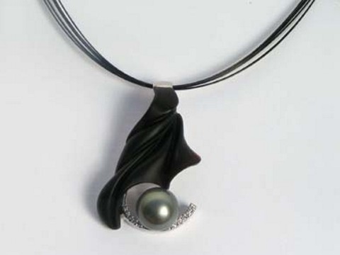 black onyx carving with tahitian pearl
