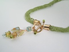 peridot bead necklace